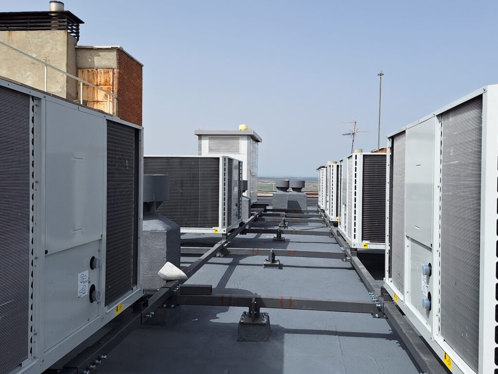 Sistemas de climatización instalados en la cubierta de un edificio