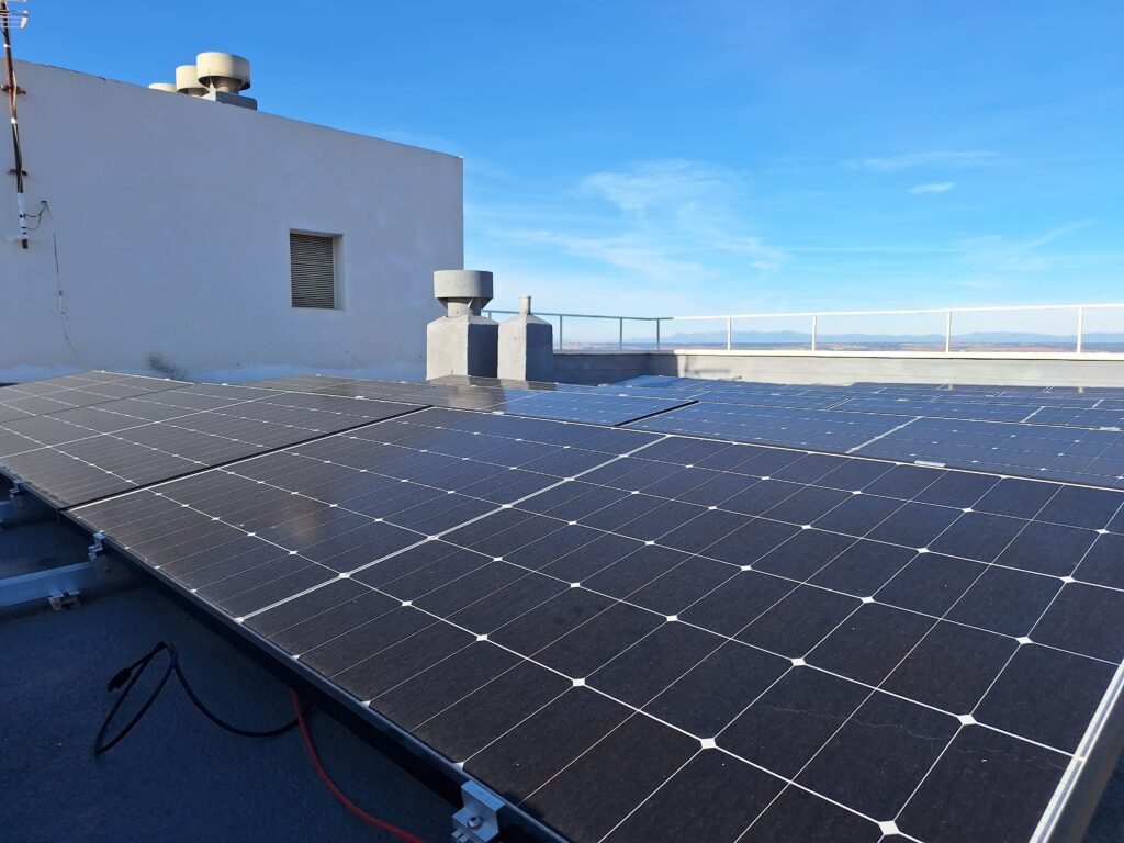 Paneles solares instalados en la cubierta de un edificio residencial