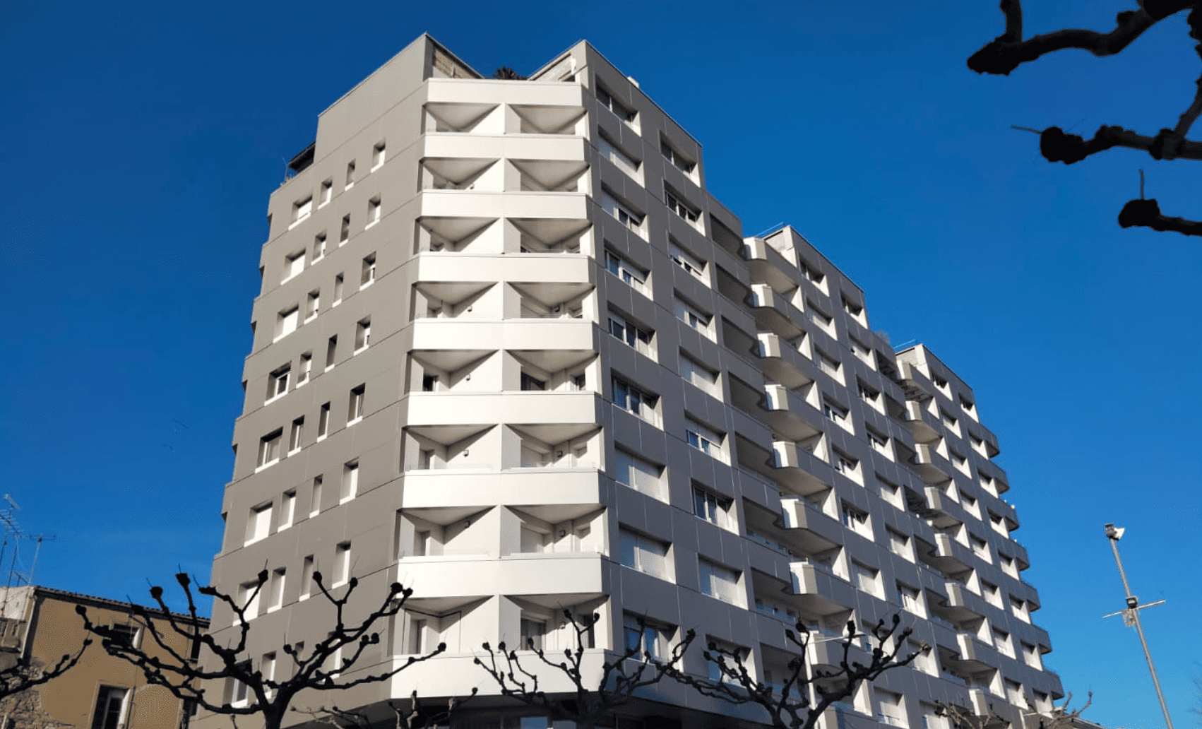 Fachada de edificio residencial rehabilitado