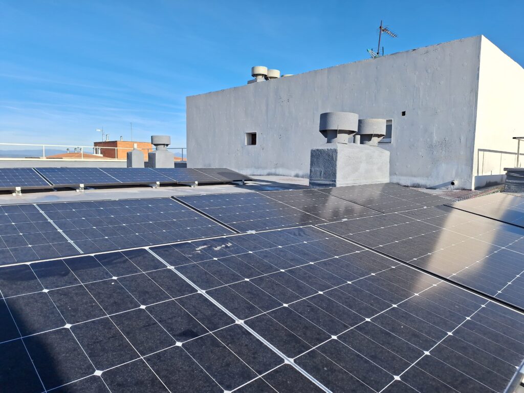 Tejado de edificio residencial rehabilitado con placas fotovoltaicas en Guadalajara